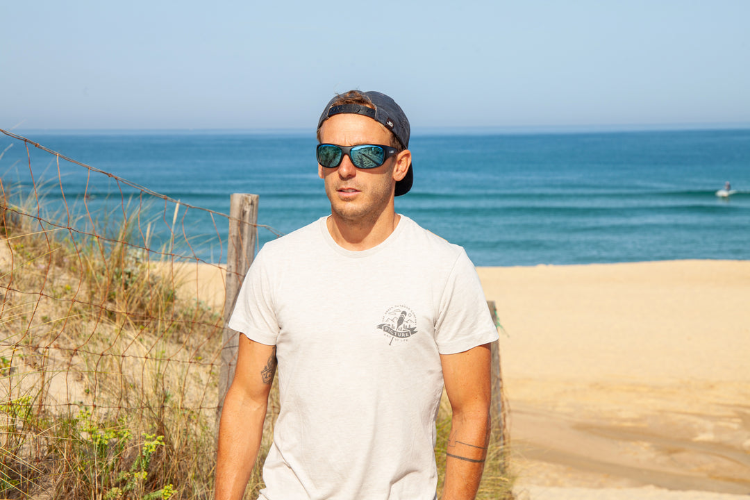 Homme à la plage de face portant des lunettes de soleil 2ndlife