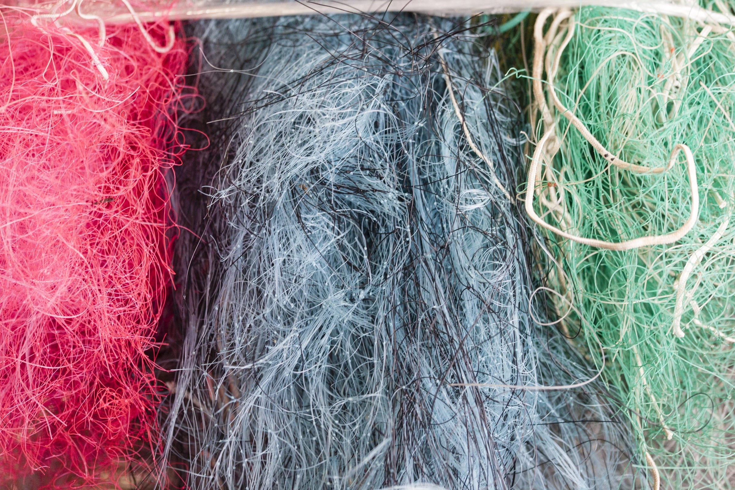 Filets de pêche en nylon rose, bleu et vert destinés au recyclage en Econyl pour les montures 2NDLIFE