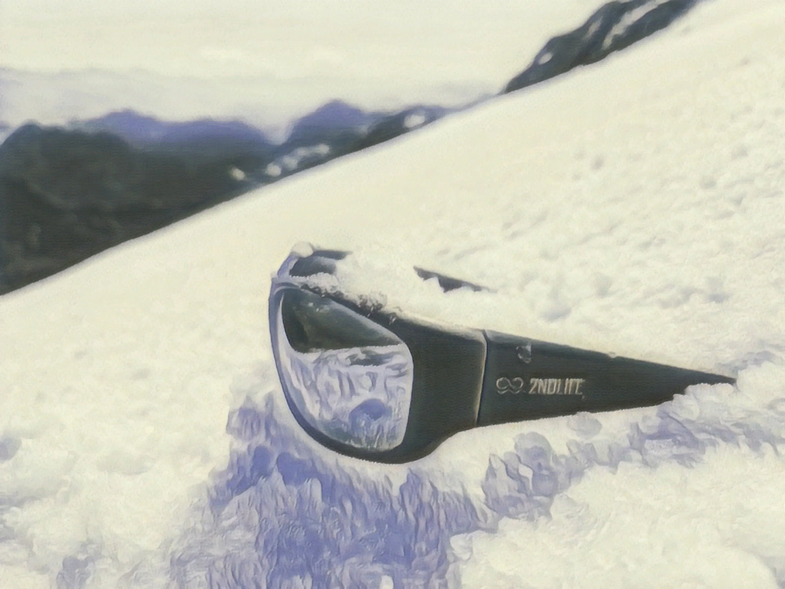 Lunettes de soleil HORIZON 2NDLIFE en ECONYL® sur glacier Aneto – verres polarisés VisionHD™ miroir Cristal – vue Pyrénées