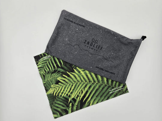 Pochette grise pour lunettes de soleil 2ndlife accompagnée d'un tissu de nettoyage