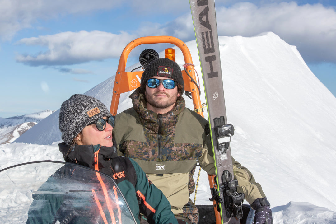 Marie et Romain portant des lunettes de soleil polarisées 2NDLIFE avec une arête neigeuse en arrière plan