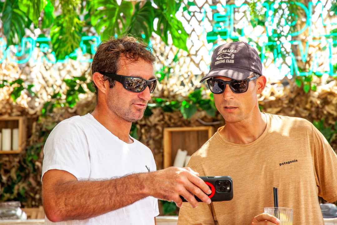 2 hommes regardant un téléphone et portant des lunettes de soleil 2ndlife
