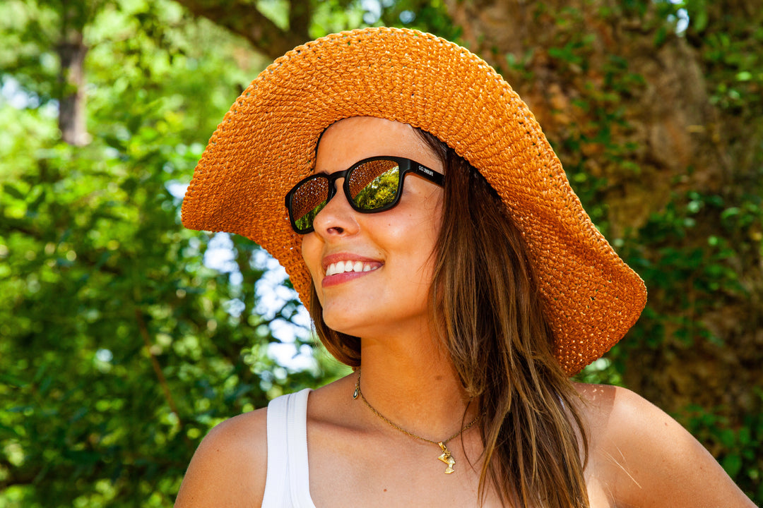 Portrait rapproché d'une femme portant les lunettes de soleil Horizon de 2ndlife