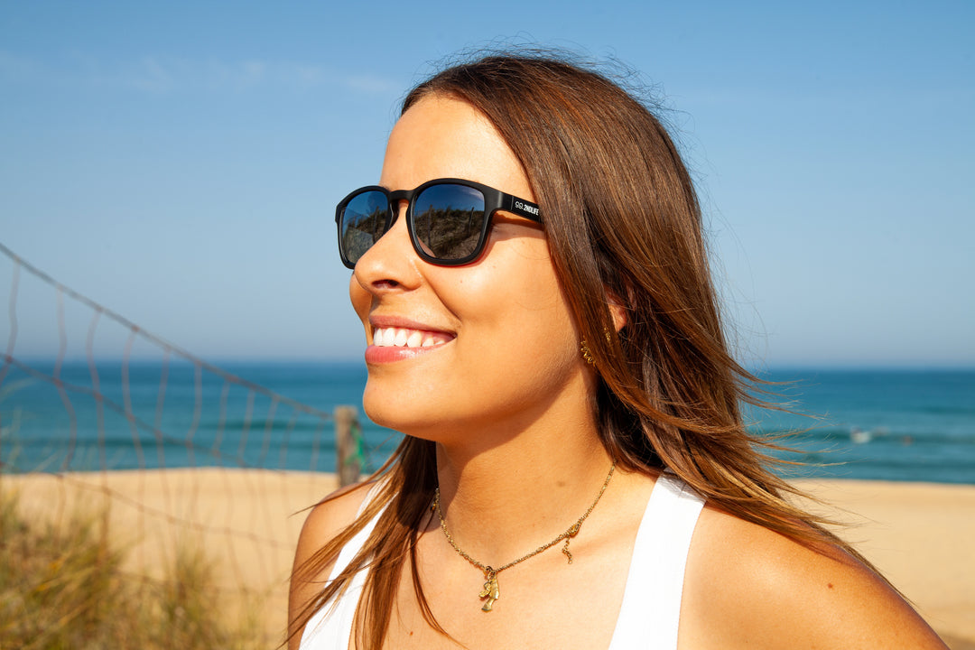 Portrait d'Estran Carla vue de profil à la plage portant les lunettes de soleil 2ndlife