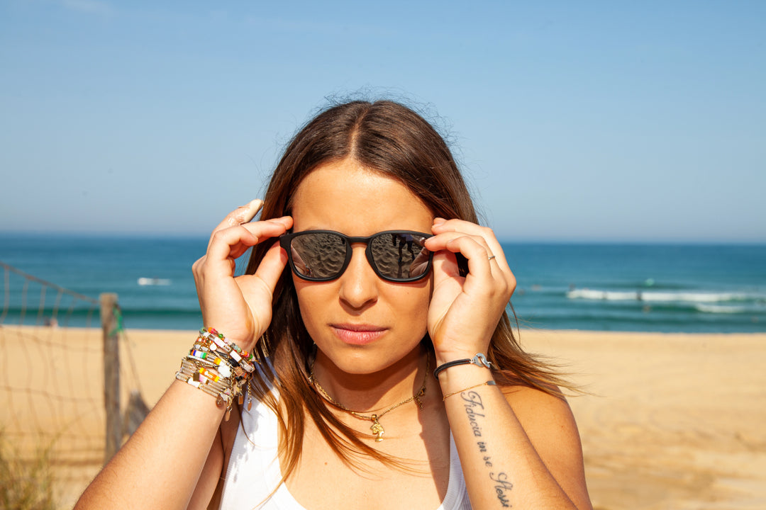 Portrait rapproché d'Estran Carla à la plage vue de face et portant les lunettes de soleil 2ndlife
