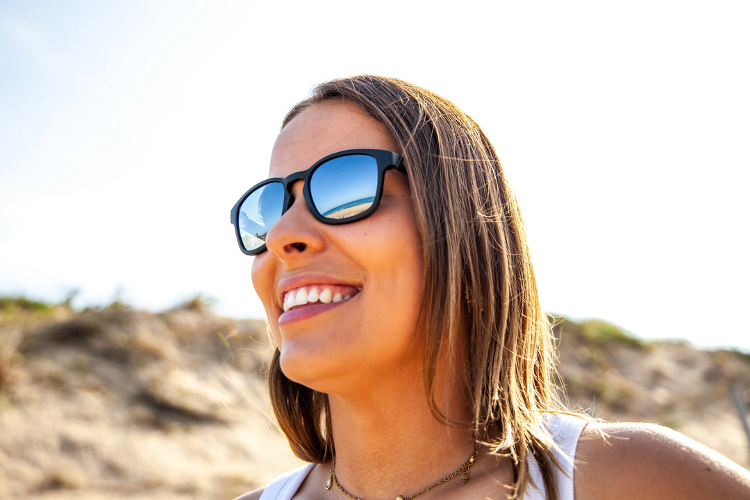 Estran Carla à la plage portant les lunettes de soleil 2ndlife Estran