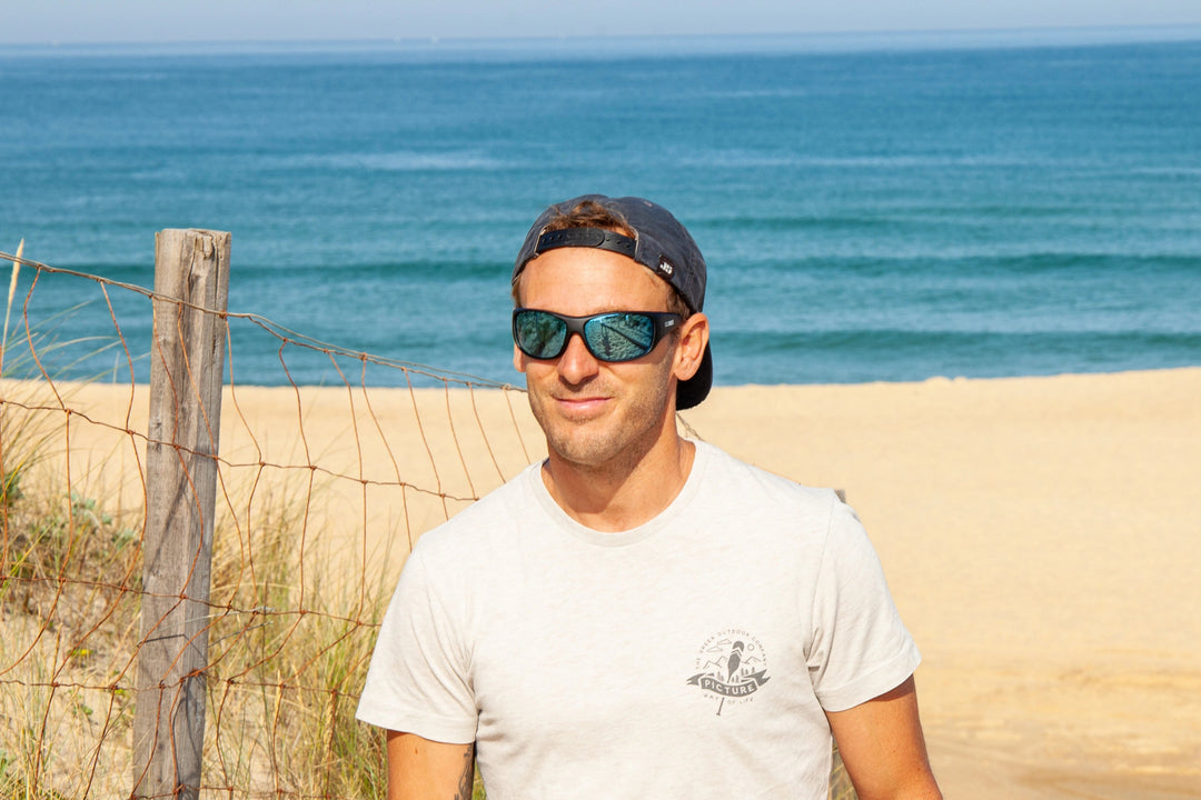 Homme de profil à la plage portant les lunettes de soleil 2ndlife