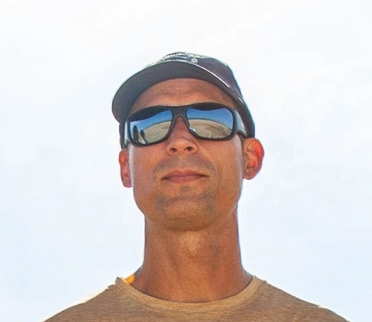 Homme de face en vue de plongée portant les lunettes de soleil 2ndlife
