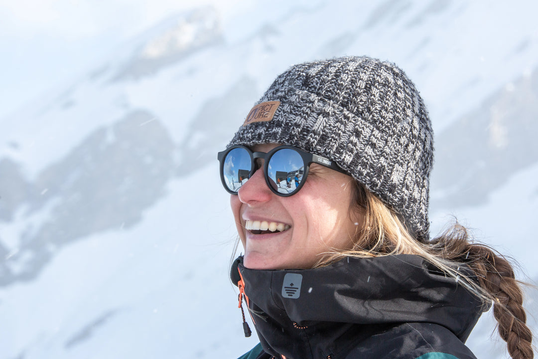 Marie souriant à Gourette avec les lunettes de soleil polarisées 2NDLIFE socoa crystal