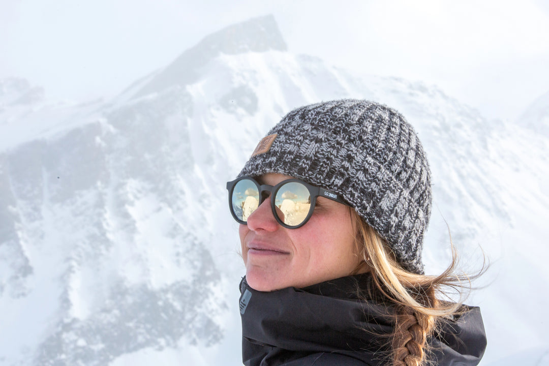 Marie avec les lunettes de soleil polarisées 2NDLIFE à Gourette et les montagnes en arrière plan