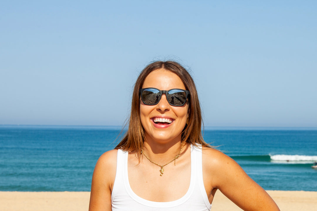 Zéphyr Cristal 2NDLIFE portées par Carla avec une vague – lunettes de soleil polarisées pour océan et activités outdoor