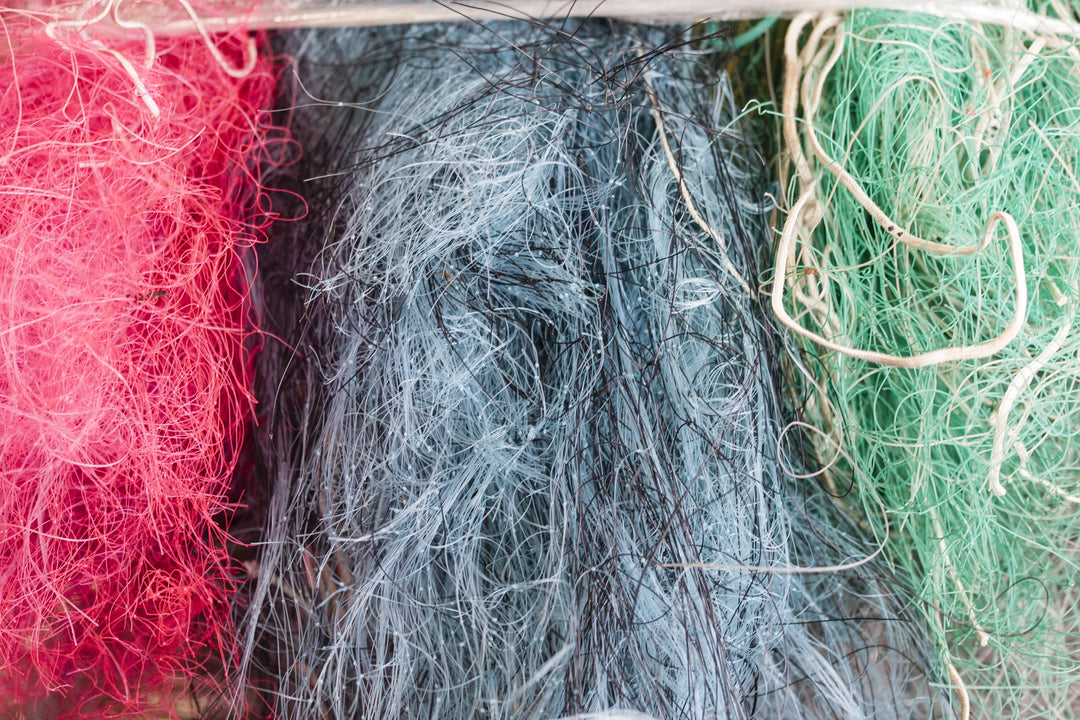Filets de pêche en nylon rose, bleu et vert destinés au recyclage en Econyl pour les montures 2NDLIFE