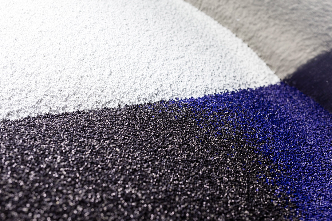 Granulés d’Econyl blanc, bleu et noir prêts pour la fabrication des montures de lunettes 2NDLIFE
